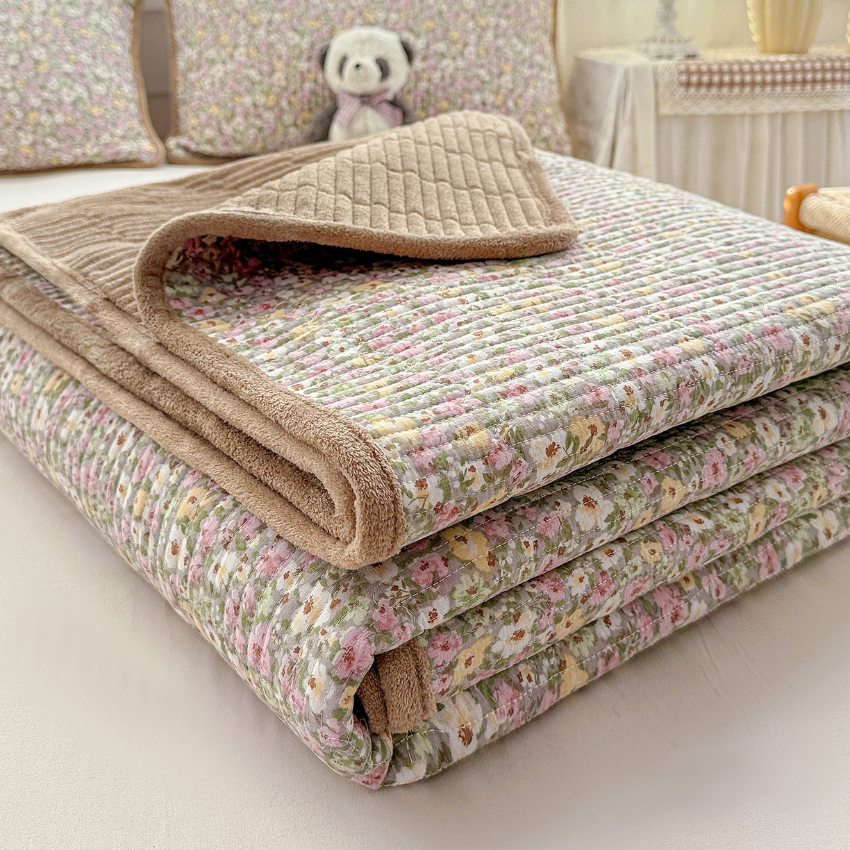 91家纺网 家纺一手货源 找家纺 恒尚居 2026新款A双层纱B牛奶绒床盖双面两用夹棉床单学生床垫床褥子 小碎花【A双层纱-B牛奶绒】