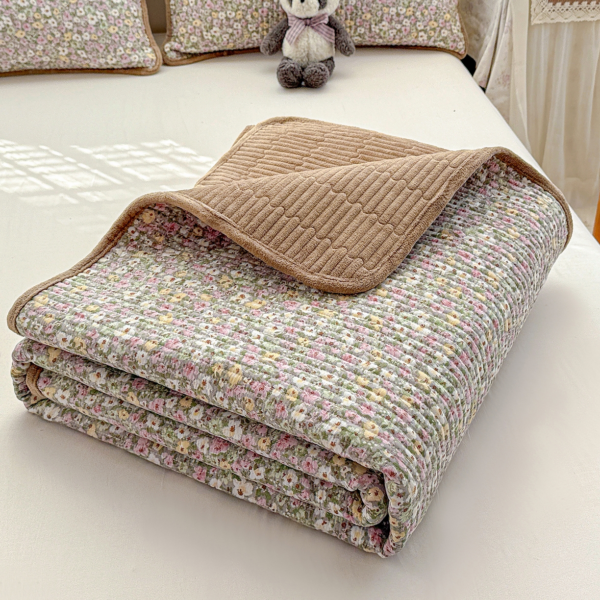 91家纺网 家纺一手货源 找家纺 恒尚居 2026新款A双层纱B牛奶绒床盖双面两用夹棉床单学生床垫床褥子 小碎花【A双层纱-B牛奶绒】