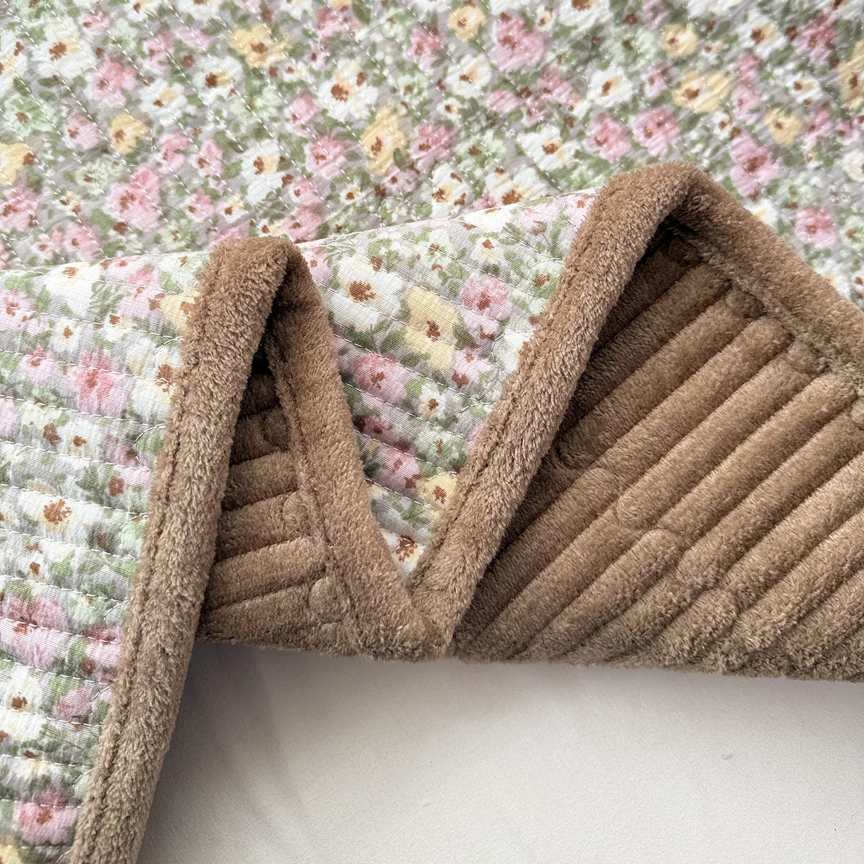 91家纺网 家纺一手货源 找家纺 恒尚居 2026新款A双层纱B牛奶绒床盖双面两用夹棉床单学生床垫床褥子 小碎花【A双层纱-B牛奶绒】