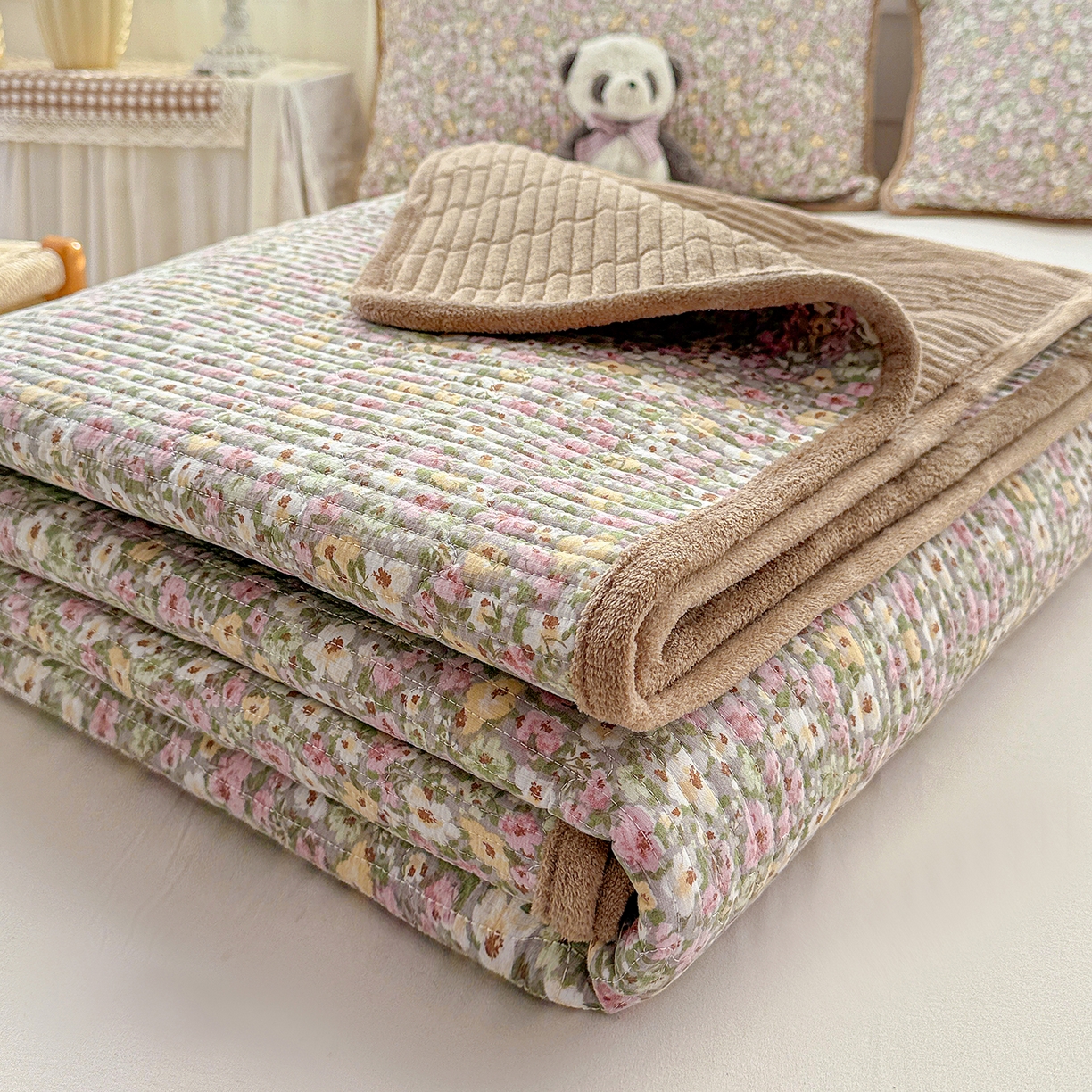 91家纺网 家纺一手货源 找家纺 恒尚居 2026新款A双层纱B牛奶绒床盖双面两用夹棉床单学生床垫床褥子 小碎花【A双层纱-B牛奶绒】