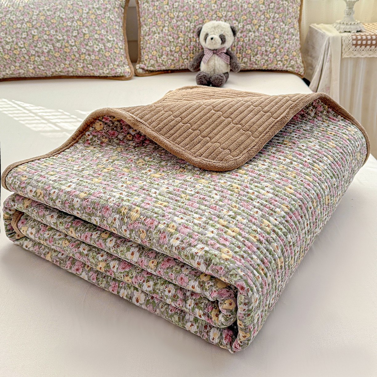 91家纺网 家纺一手货源 找家纺 恒尚居 2026新款A双层纱B牛奶绒床盖双面两用夹棉床单学生床垫床褥子 小碎花【A双层纱-B牛奶绒】