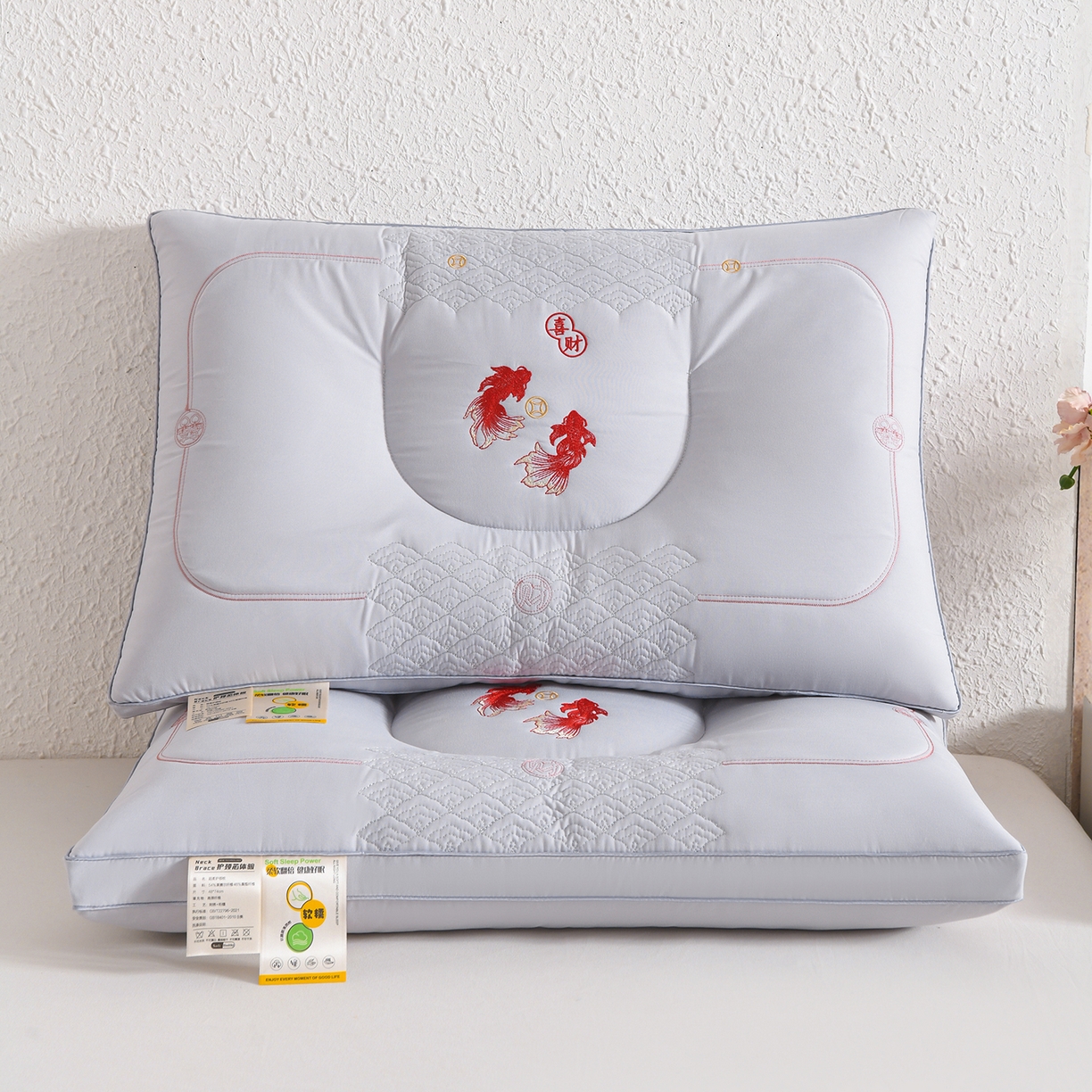 91家纺网 家纺一手货源 找家纺 （总）鼎晟纺 2025新款绣花款遇见锦鲤分区定型枕学生枕头成人枕芯