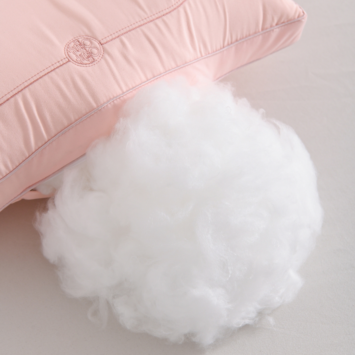 91家纺网 家纺一手货源 找家纺 鼎晟纺 2025新款绣花款遇见锦鲤分区定型枕学生枕头成人枕芯 遇见锦鲤-粉色一对装