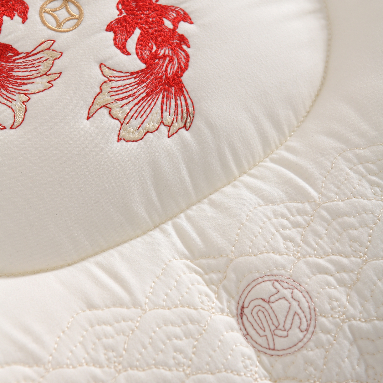 91家纺网 家纺一手货源 找家纺 鼎晟纺 2025新款绣花款遇见锦鲤分区定型枕学生枕头成人枕芯 遇见锦鲤-白色一对装