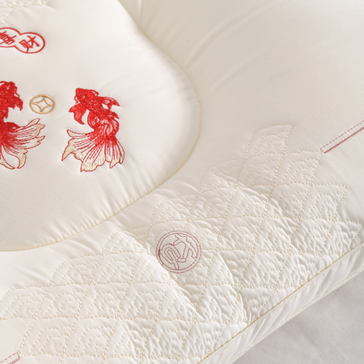 91家纺网 家纺一手货源 找家纺 鼎晟纺 2025新款绣花款遇见锦鲤分区定型枕学生枕头成人枕芯 遇见锦鲤-白色单只装