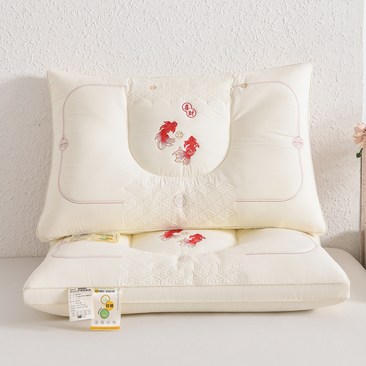 91家纺网 家纺一手货源 找家纺 鼎晟纺 2025新款绣花款遇见锦鲤分区定型枕学生枕头成人枕芯 遇见锦鲤-白色单只装