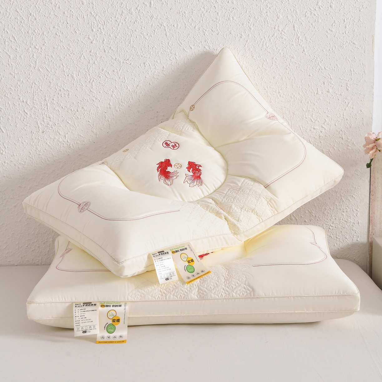 91家纺网 家纺一手货源 找家纺 鼎晟纺 2025新款绣花款遇见锦鲤分区定型枕学生枕头成人枕芯 遇见锦鲤-白色单只装