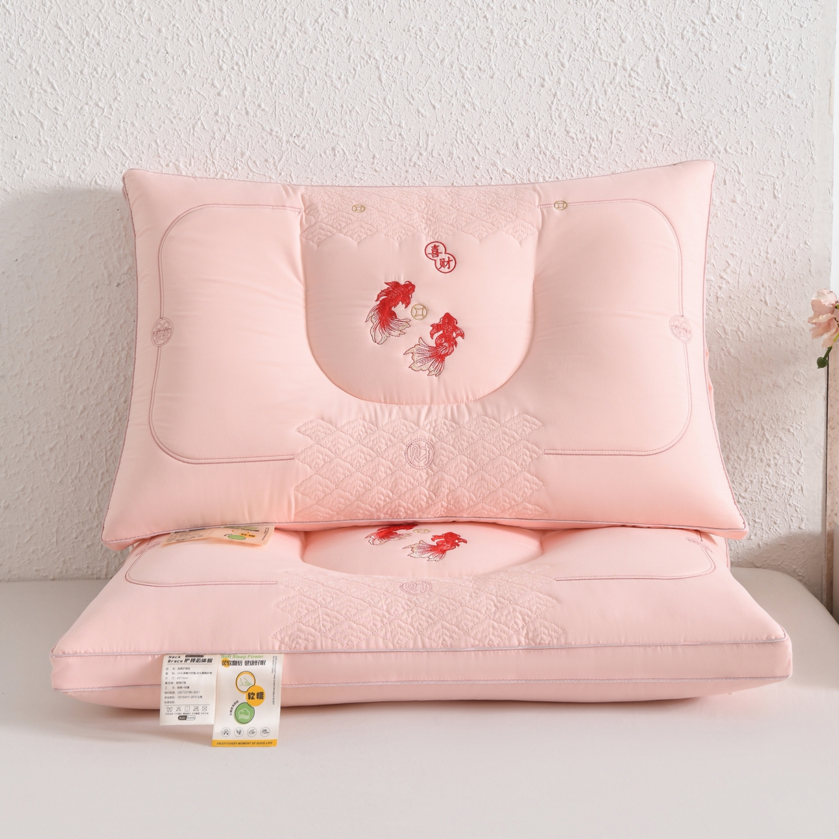 91家纺网 家纺一手货源 找家纺 鼎晟纺 2025新款绣花款遇见锦鲤分区定型枕学生枕头成人枕芯 遇见锦鲤-粉色单只装