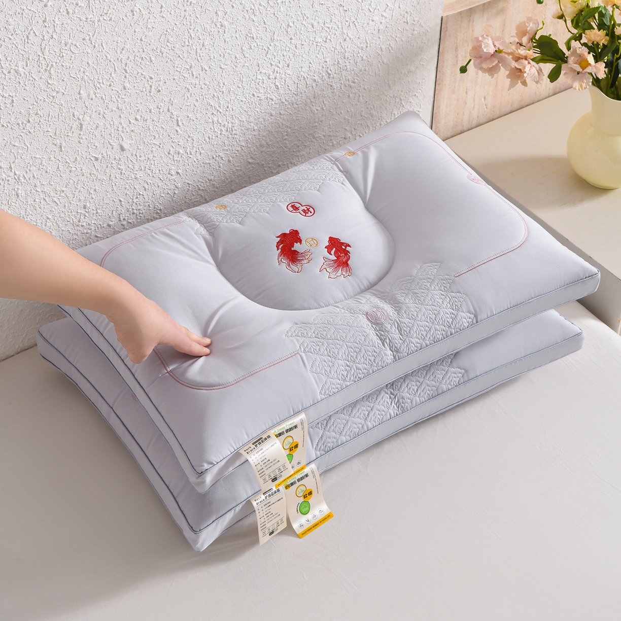 91家纺网 家纺一手货源 找家纺 （总）鼎晟纺 2025新款绣花款遇见锦鲤分区定型枕学生枕头成人枕芯