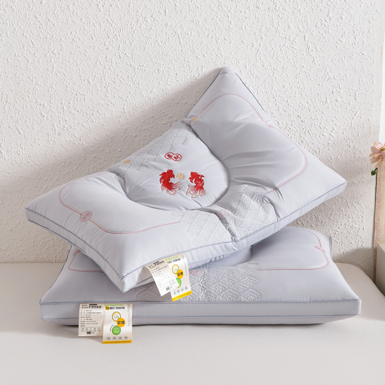 91家纺网 家纺一手货源 找家纺 （总）鼎晟纺 2025新款绣花款遇见锦鲤分区定型枕学生枕头成人枕芯