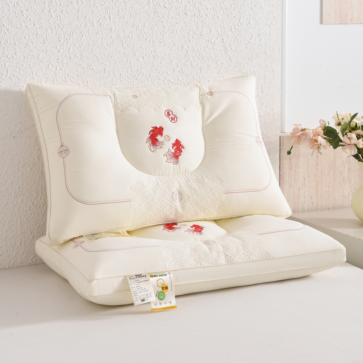 91家纺网 家纺一手货源 找家纺 鼎晟纺 2025新款绣花款遇见锦鲤分区定型枕学生枕头成人枕芯 遇见锦鲤-白色一对装