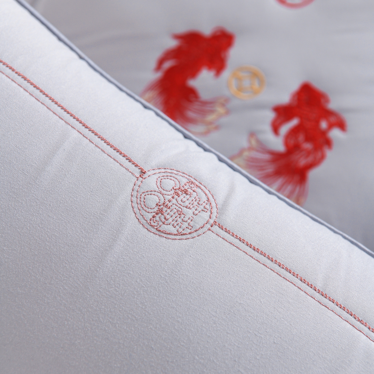 91家纺网 家纺一手货源 找家纺 鼎晟纺 2025新款绣花款遇见锦鲤分区定型枕学生枕头成人枕芯 遇见锦鲤-灰色单只装