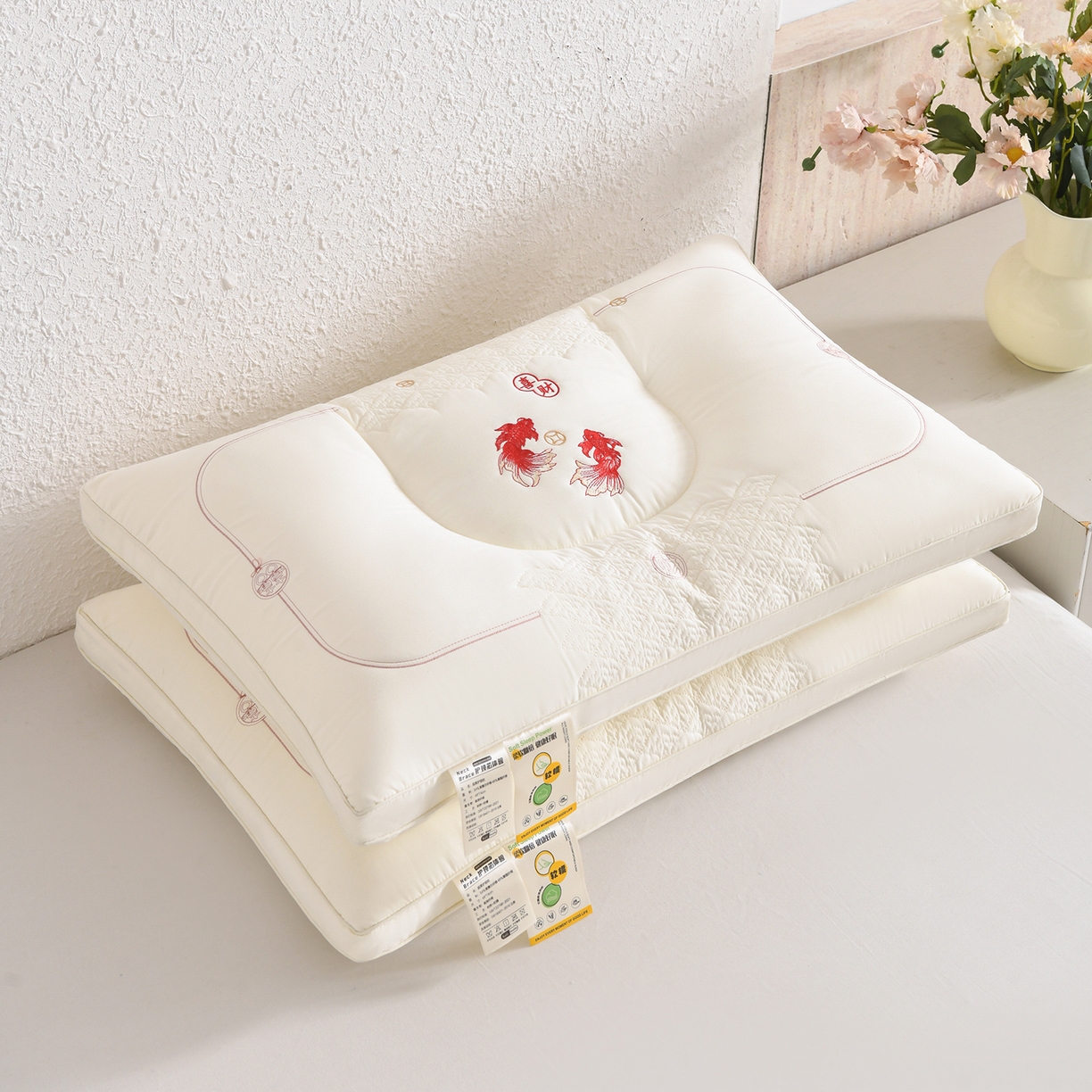 91家纺网 家纺一手货源 找家纺 鼎晟纺 2025新款绣花款遇见锦鲤分区定型枕学生枕头成人枕芯 遇见锦鲤-白色一对装