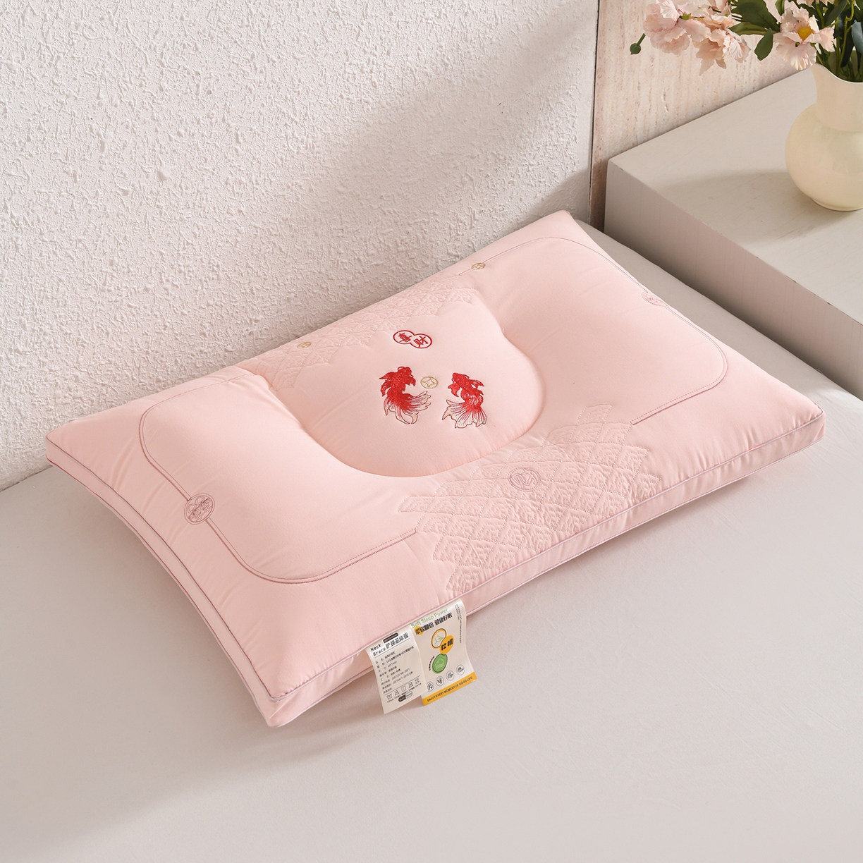 91家纺网 家纺一手货源 找家纺 鼎晟纺 2025新款绣花款遇见锦鲤分区定型枕学生枕头成人枕芯 遇见锦鲤-粉色一对装