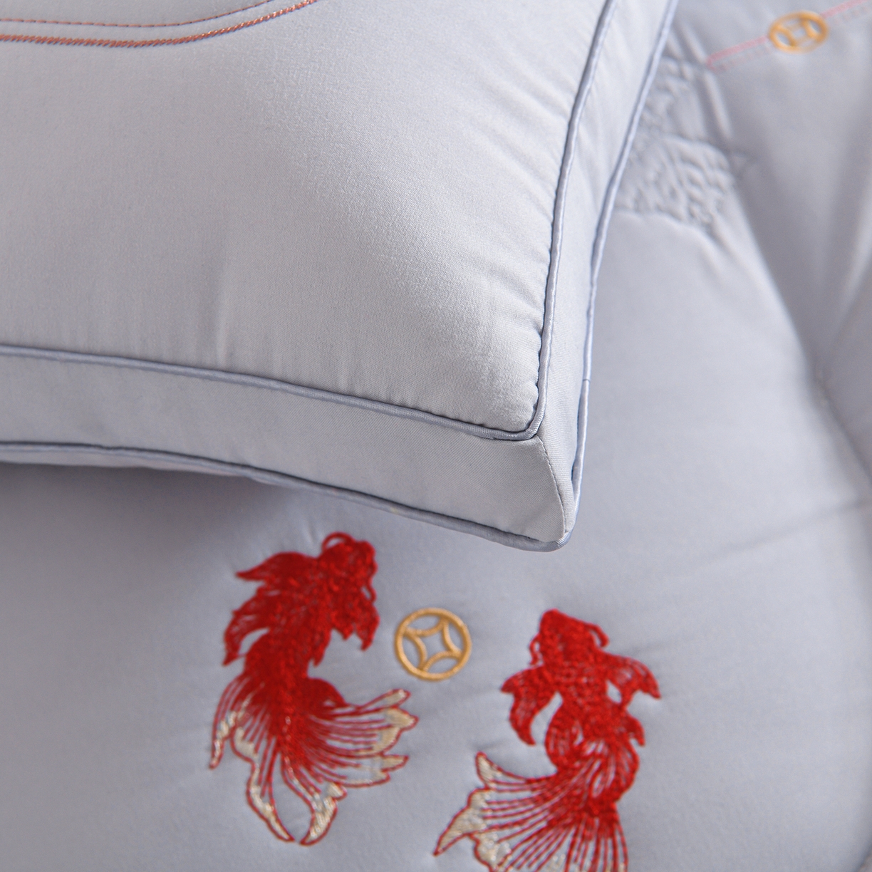 91家纺网 家纺一手货源 找家纺 鼎晟纺 2025新款绣花款遇见锦鲤分区定型枕学生枕头成人枕芯 遇见锦鲤-灰色一对装