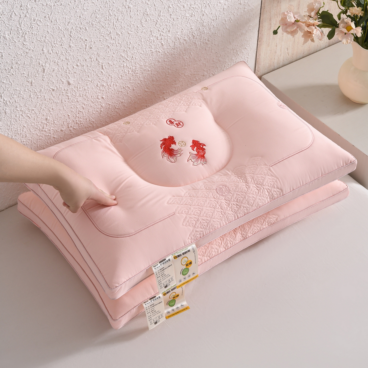 91家纺网 家纺一手货源 找家纺 鼎晟纺 2025新款绣花款遇见锦鲤分区定型枕学生枕头成人枕芯 遇见锦鲤-粉色一对装