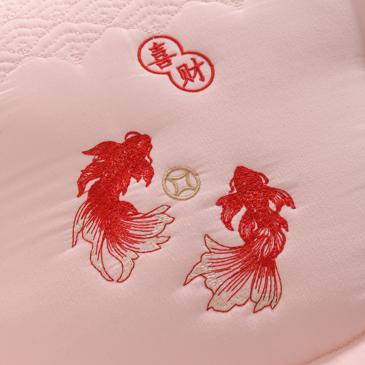 91家纺网 家纺一手货源 找家纺 鼎晟纺 2025新款绣花款遇见锦鲤分区定型枕学生枕头成人枕芯 遇见锦鲤-粉色一对装