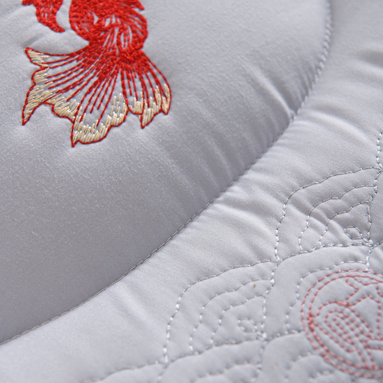 91家纺网 家纺一手货源 找家纺 鼎晟纺 2025新款绣花款遇见锦鲤分区定型枕学生枕头成人枕芯 遇见锦鲤-灰色单只装