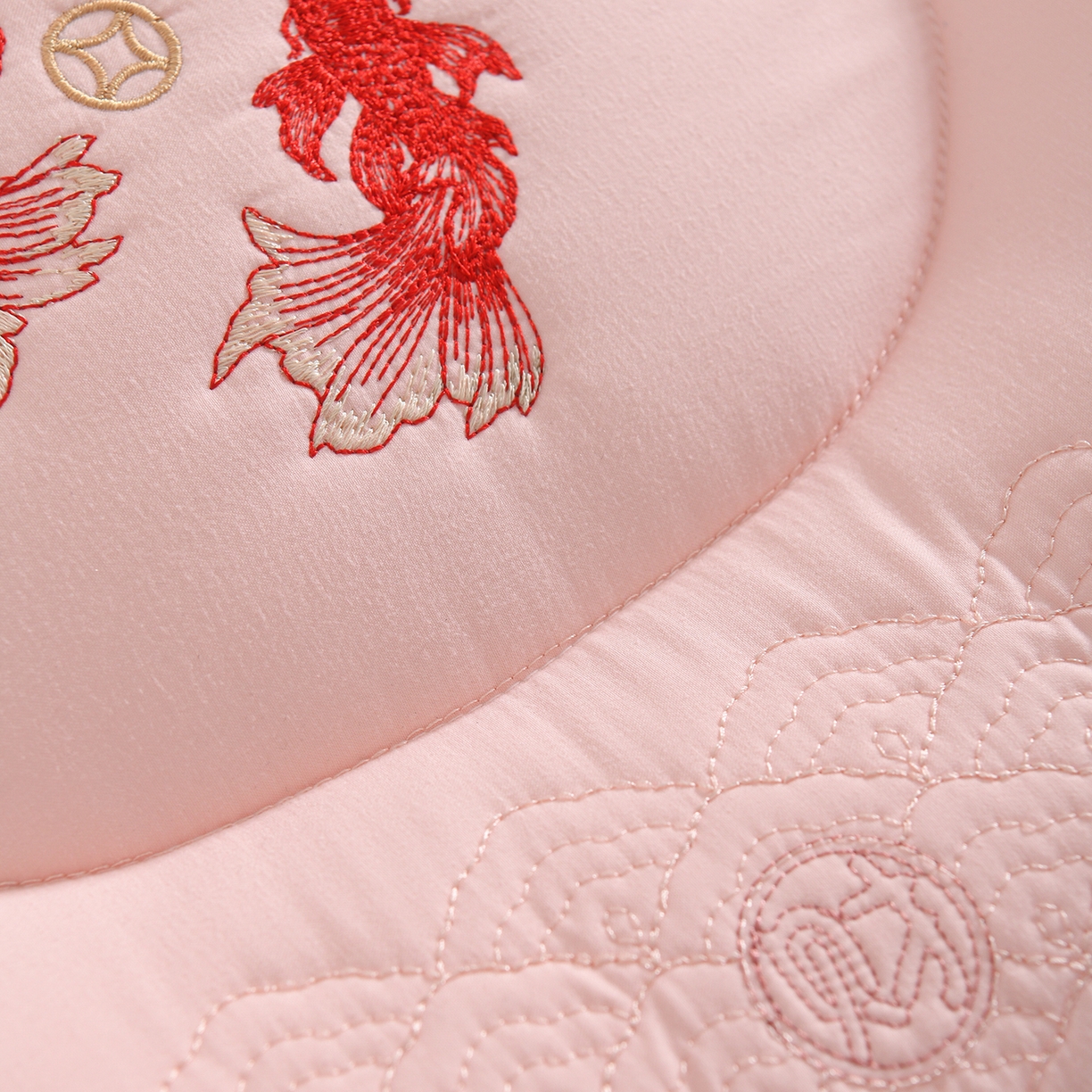 91家纺网 家纺一手货源 找家纺 鼎晟纺 2025新款绣花款遇见锦鲤分区定型枕学生枕头成人枕芯 遇见锦鲤-粉色单只装