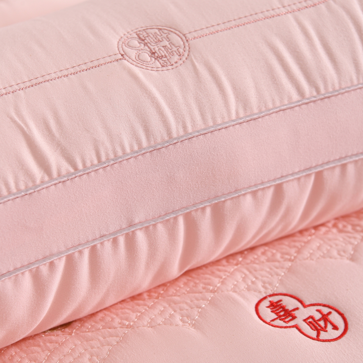 91家纺网 家纺一手货源 找家纺 鼎晟纺 2025新款绣花款遇见锦鲤分区定型枕学生枕头成人枕芯 遇见锦鲤-粉色单只装