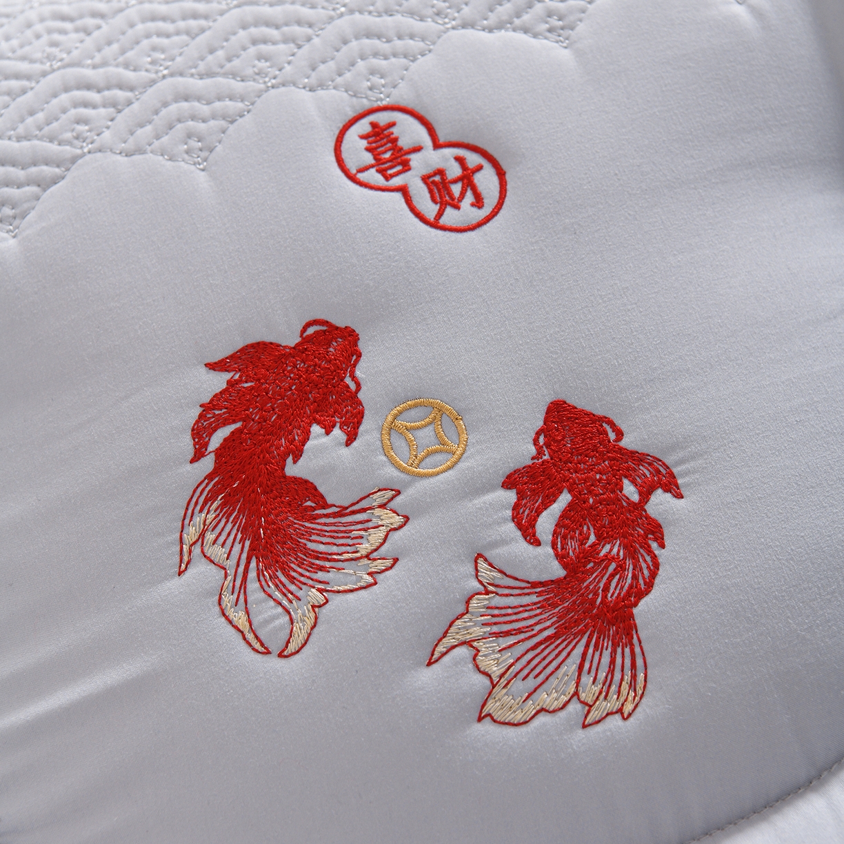 91家纺网 家纺一手货源 找家纺 鼎晟纺 2025新款绣花款遇见锦鲤分区定型枕学生枕头成人枕芯 遇见锦鲤-灰色单只装