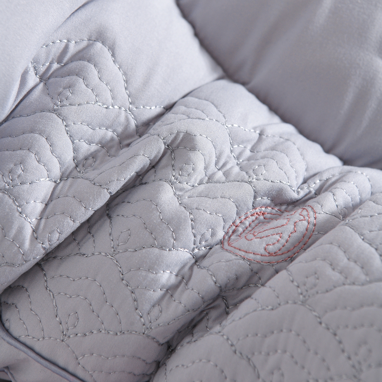 91家纺网 家纺一手货源 找家纺 鼎晟纺 2025新款绣花款遇见锦鲤分区定型枕学生枕头成人枕芯 遇见锦鲤-灰色一对装