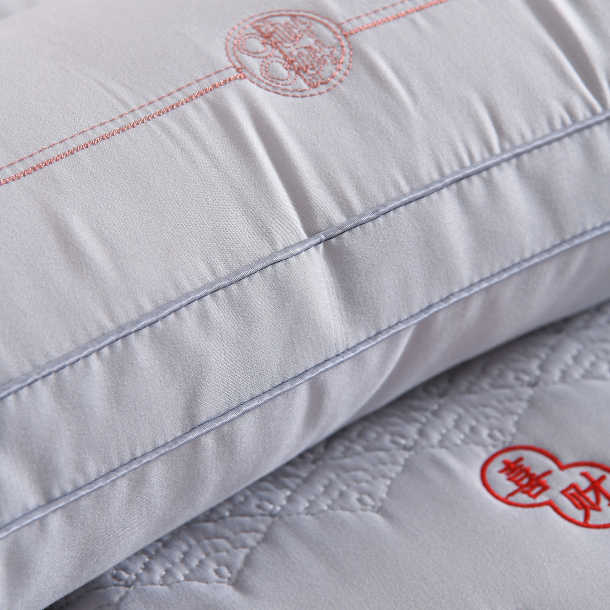 91家纺网 家纺一手货源 找家纺 （总）鼎晟纺 2025新款绣花款遇见锦鲤分区定型枕学生枕头成人枕芯