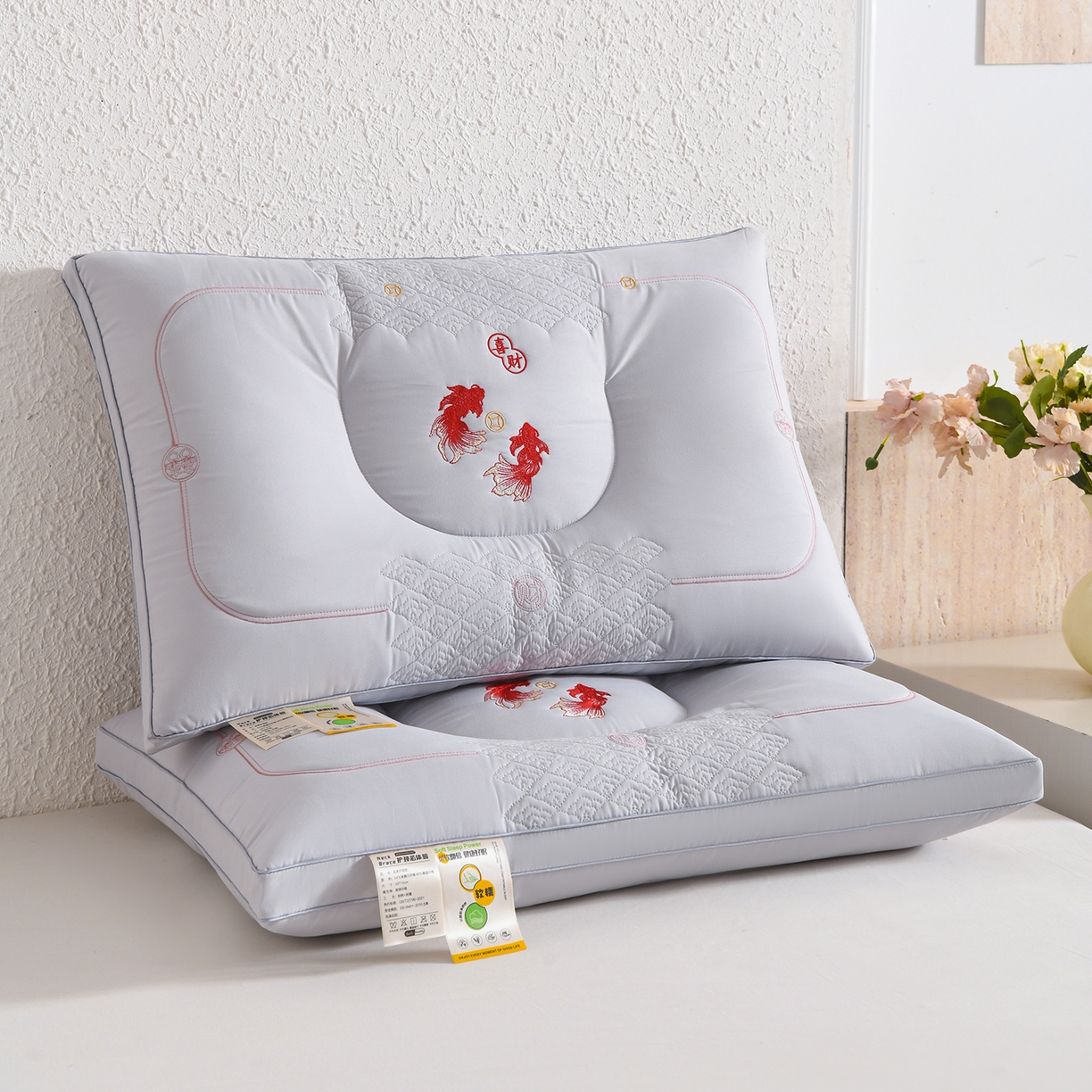 91家纺网 家纺一手货源 找家纺 鼎晟纺 2025新款绣花款遇见锦鲤分区定型枕学生枕头成人枕芯 遇见锦鲤-灰色一对装