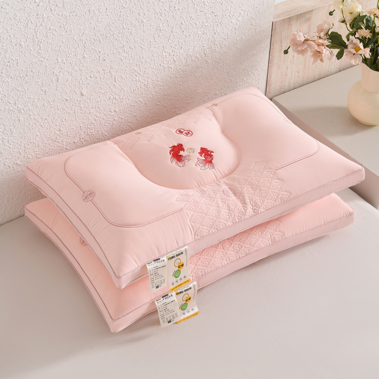 91家纺网 家纺一手货源 找家纺 鼎晟纺 2025新款绣花款遇见锦鲤分区定型枕学生枕头成人枕芯 遇见锦鲤-粉色单只装