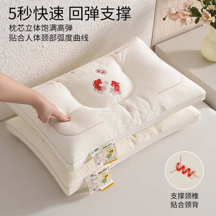 91家纺网 家纺一手货源 找家纺 鼎晟纺 2025新款绣花款遇见锦鲤分区定型枕学生枕头成人枕芯 遇见锦鲤-白色一对装