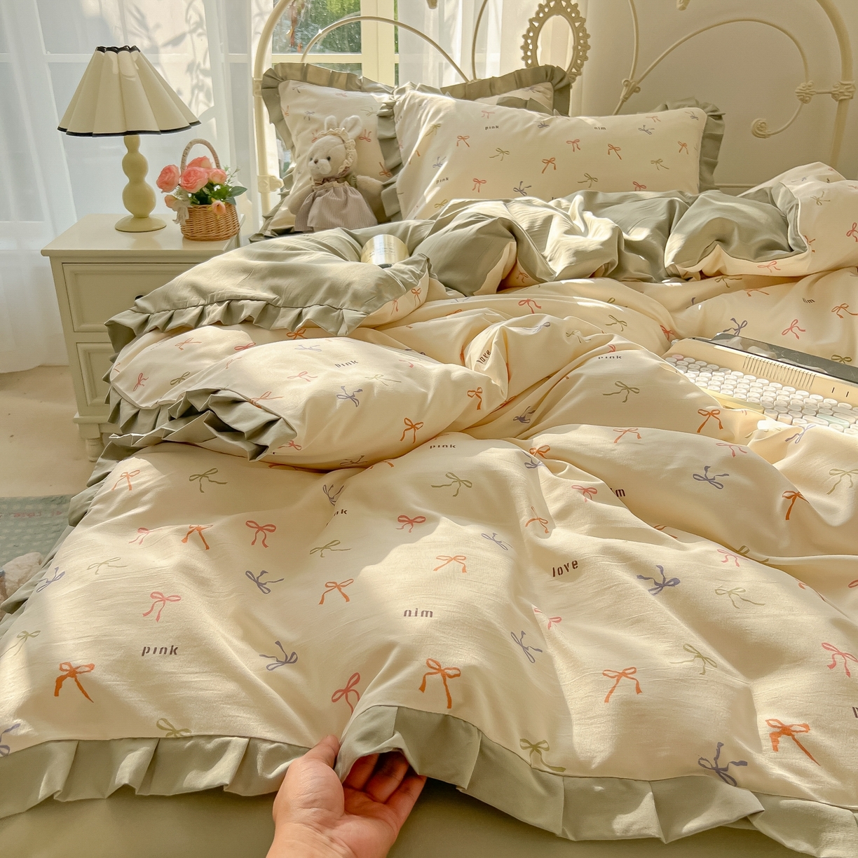 91家纺网 家纺一手货源 找家纺 韩巢家纺 2026新款花边款针织双层纱四件套 彩色蝴蝶结