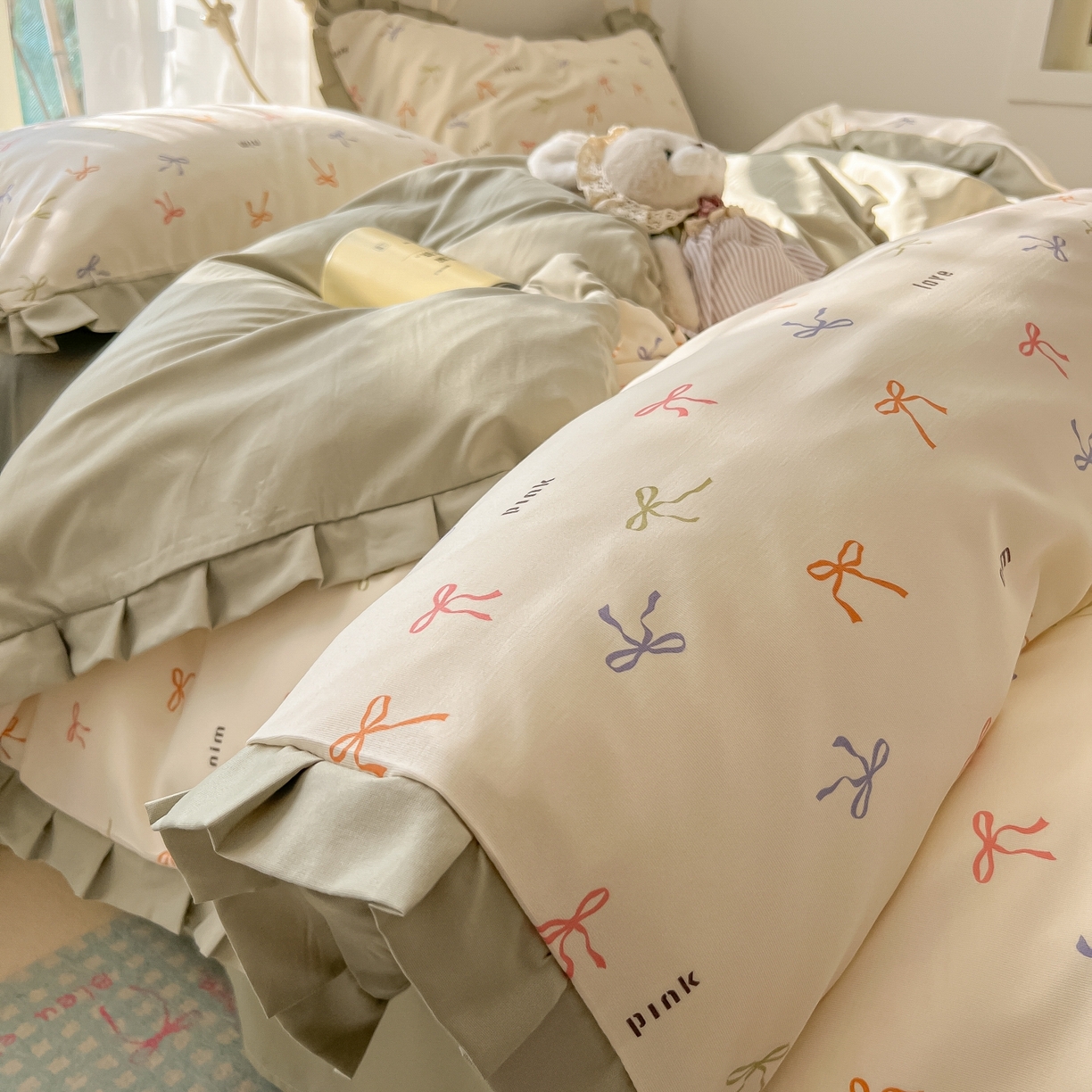 91家纺网 家纺一手货源 找家纺 韩巢家纺 2026新款花边款针织双层纱四件套 彩色蝴蝶结