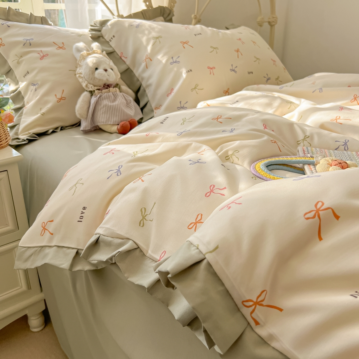 91家纺网 家纺一手货源 找家纺 韩巢家纺 2026新款花边款针织双层纱四件套 彩色蝴蝶结