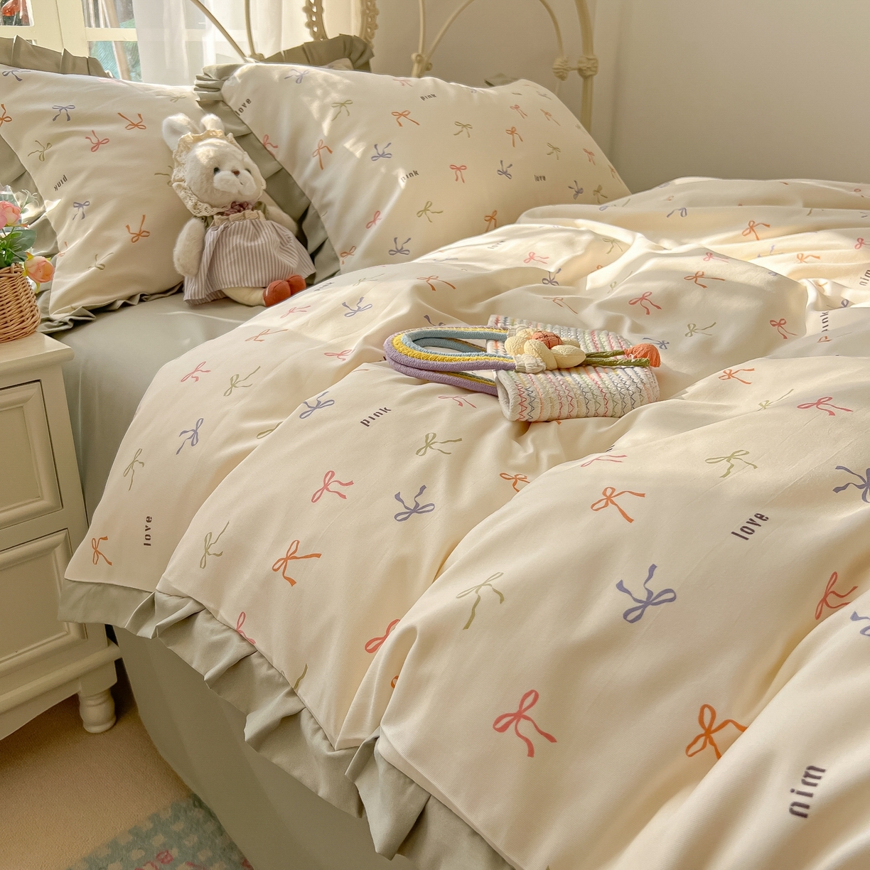 91家纺网 家纺一手货源 找家纺 韩巢家纺 2026新款花边款针织双层纱四件套 彩色蝴蝶结