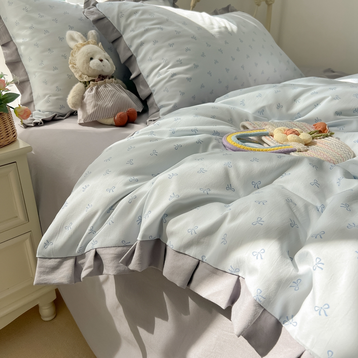 91家纺网 家纺一手货源 找家纺 韩巢家纺 2026新款花边款针织双层纱四件套 可爱多兰