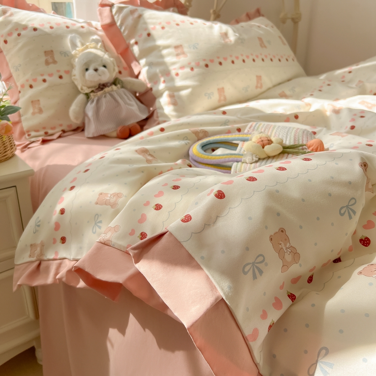 91家纺网 家纺一手货源 找家纺 韩巢家纺 2026新款花边款针织双层纱四件套 可爱熊