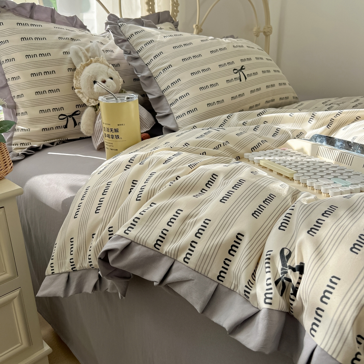 91家纺网 家纺一手货源 找家纺 韩巢家纺 2026新款花边款针织双层纱四件套 敏敏灰