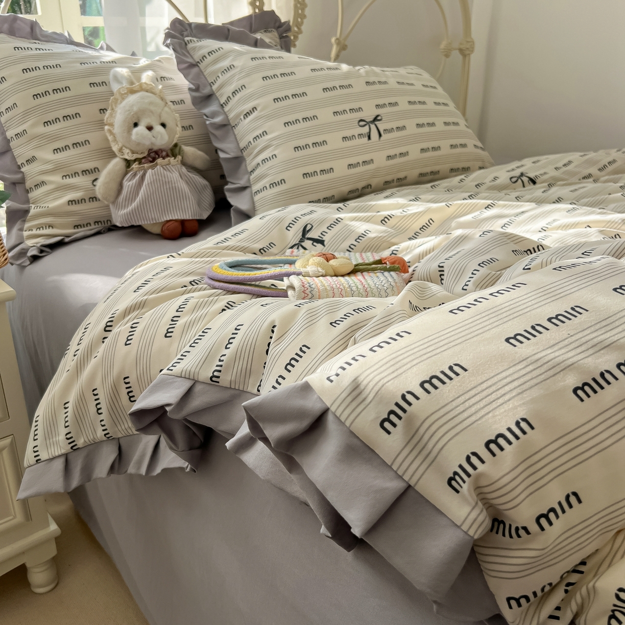 91家纺网 家纺一手货源 找家纺 韩巢家纺 2026新款花边款针织双层纱四件套 敏敏灰