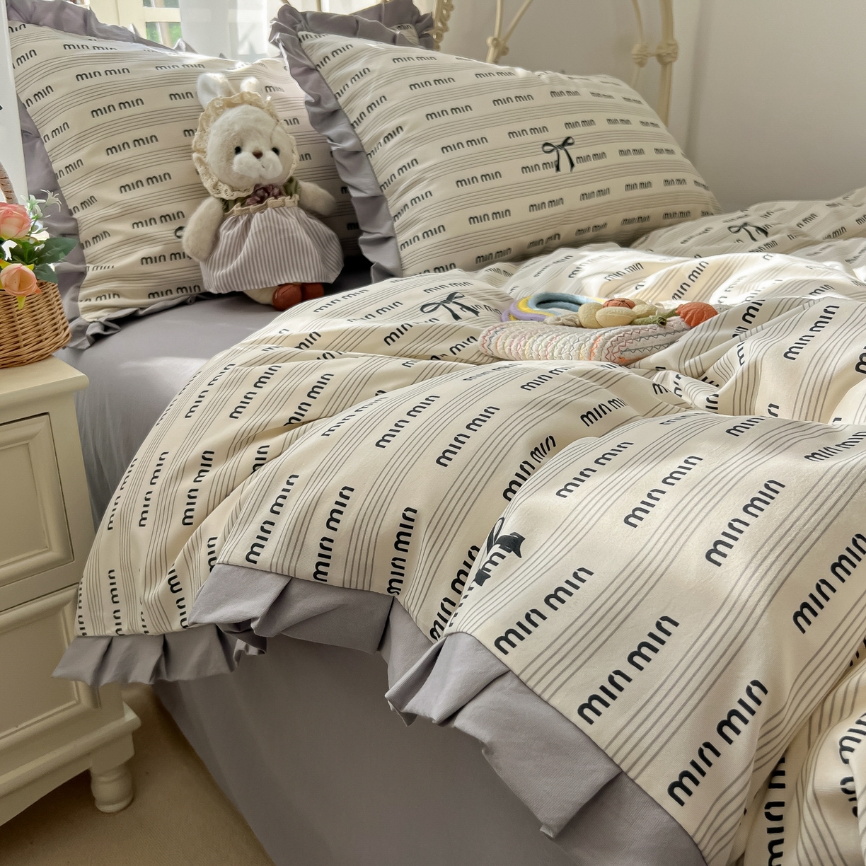 91家纺网 家纺一手货源 找家纺 韩巢家纺 2026新款花边款针织双层纱四件套 敏敏灰