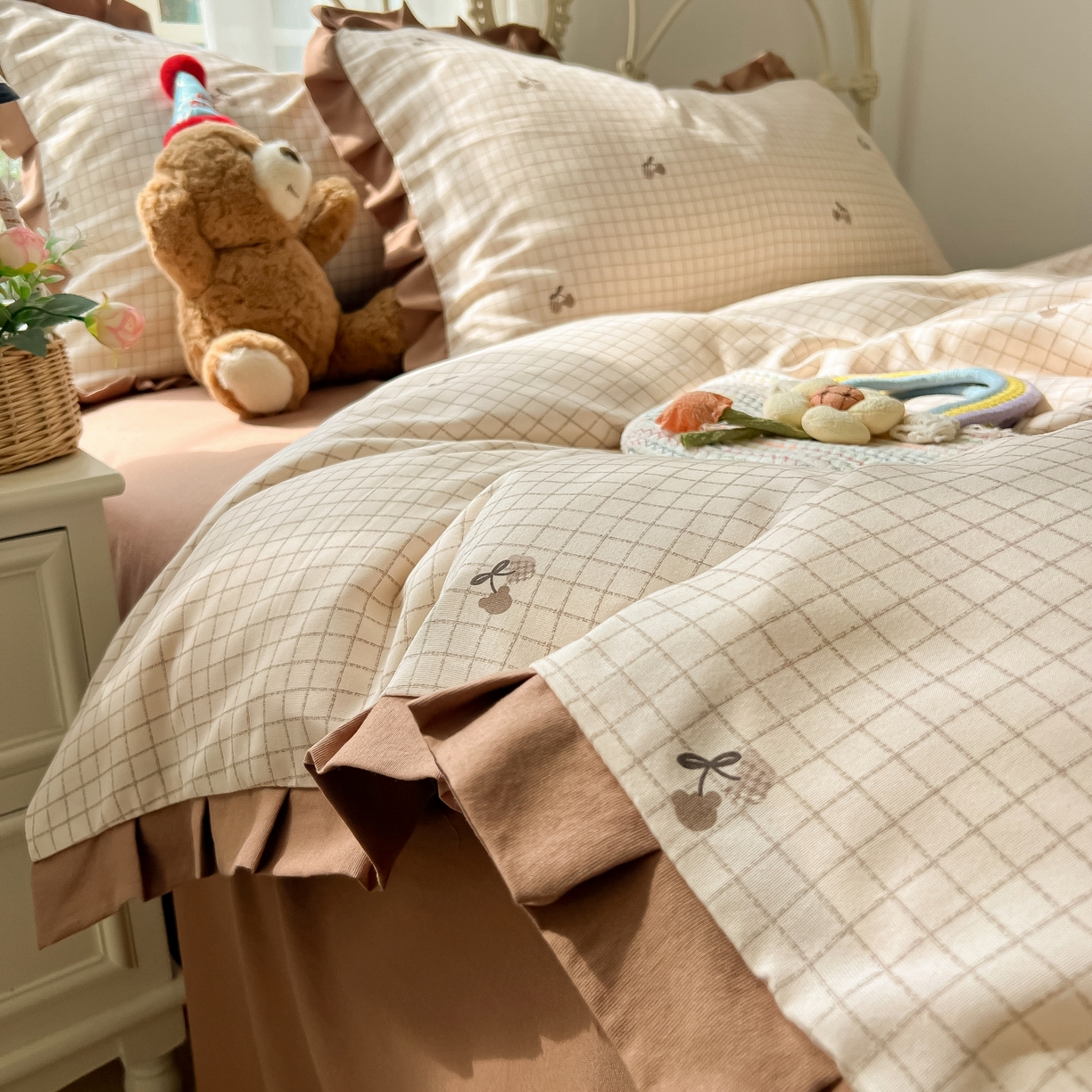 91家纺网 家纺一手货源 找家纺 韩巢家纺 2026新款花边款针织双层纱四件套 巧克力