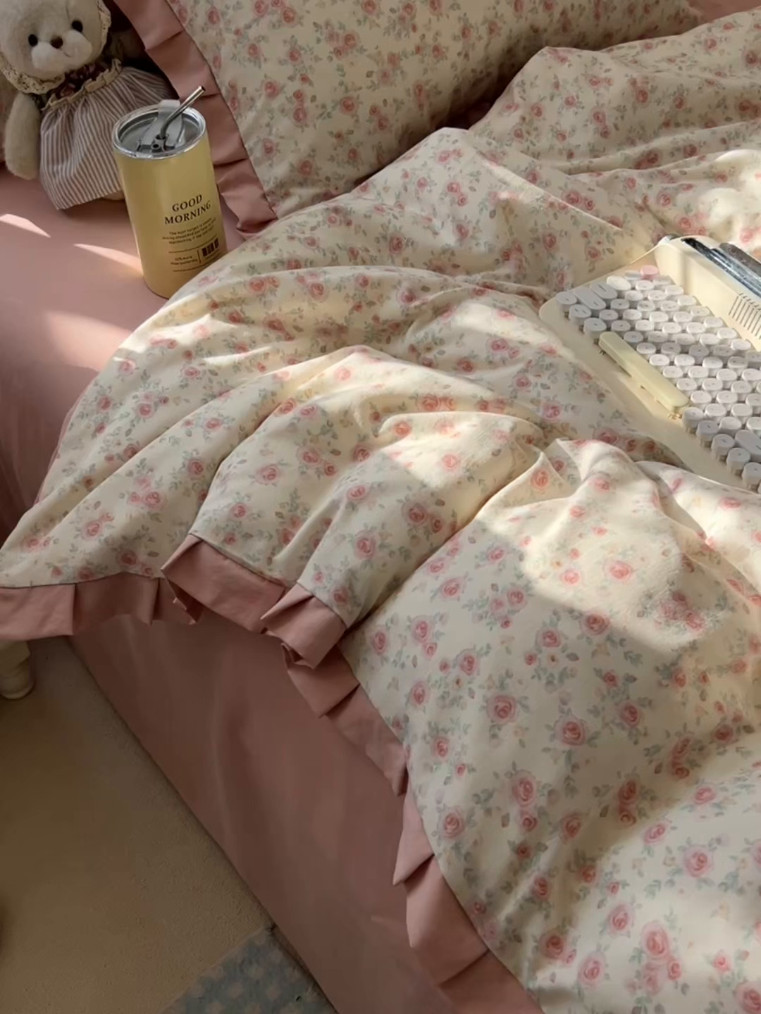 91家纺网 家纺一手货源 找家纺 韩巢家纺 2026新款花边款针织双层纱四件套 塞林娜米黄