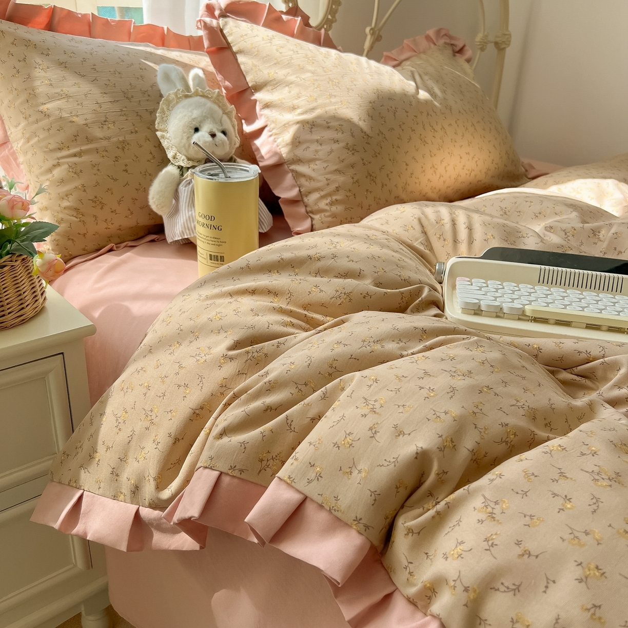 91家纺网 家纺一手货源 找家纺 韩巢家纺 2026新款花边款针织双层纱四件套 问秋棕