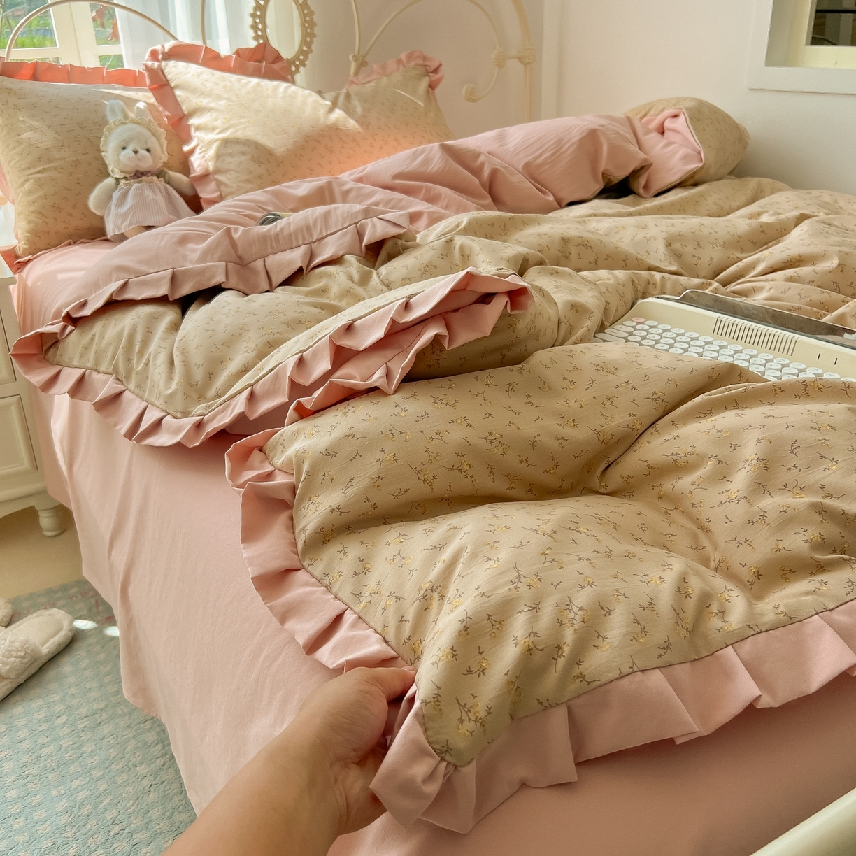 91家纺网 家纺一手货源 找家纺 韩巢家纺 2026新款花边款针织双层纱四件套 问秋棕