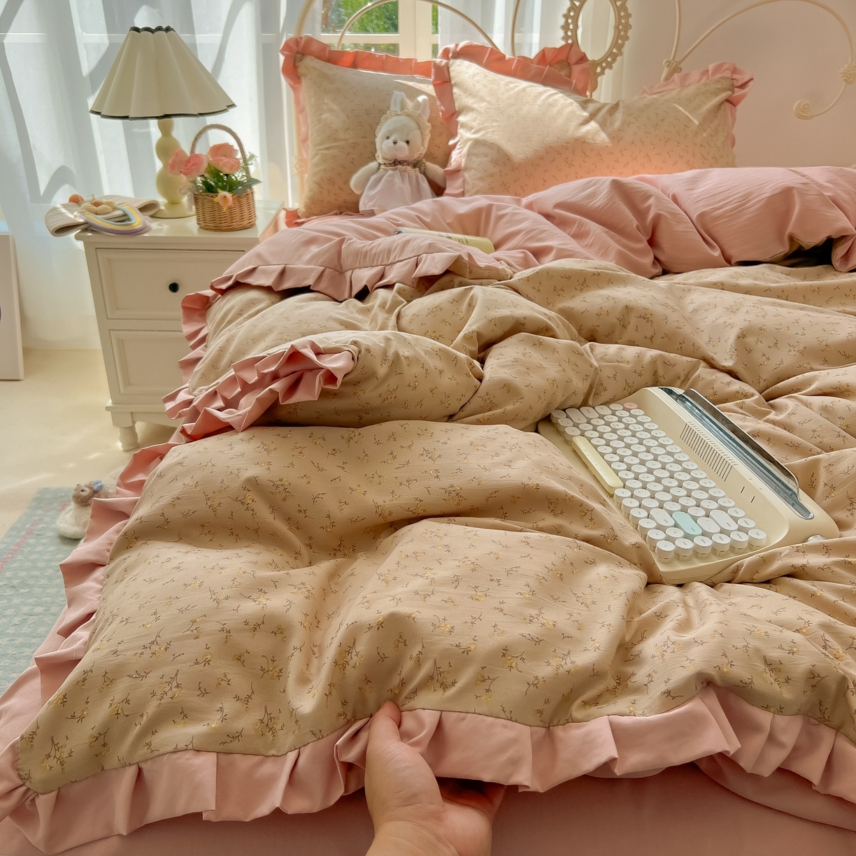 91家纺网 家纺一手货源 找家纺 韩巢家纺 2026新款花边款针织双层纱四件套 问秋棕