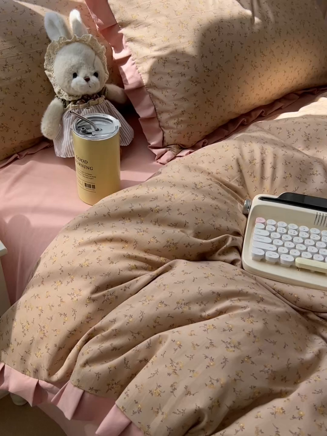 91家纺网 家纺一手货源 找家纺 韩巢家纺 2026新款花边款针织双层纱四件套 问秋棕