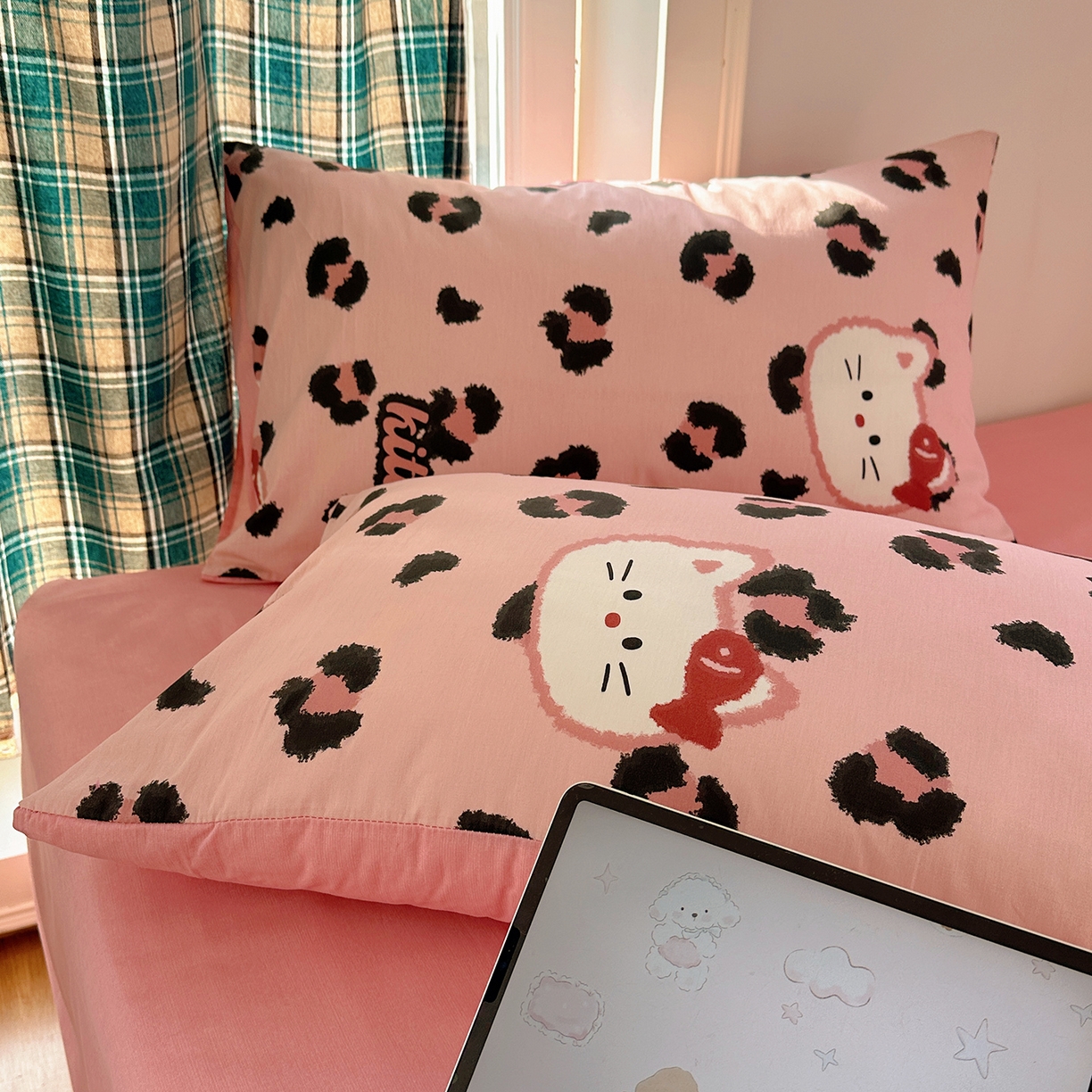 91家纺网 家纺一手货源 找家纺 桃子家居 2026新款ins小清新费尔岛猫咪全棉纯棉印花四件套 棉-喵吃鱼粉