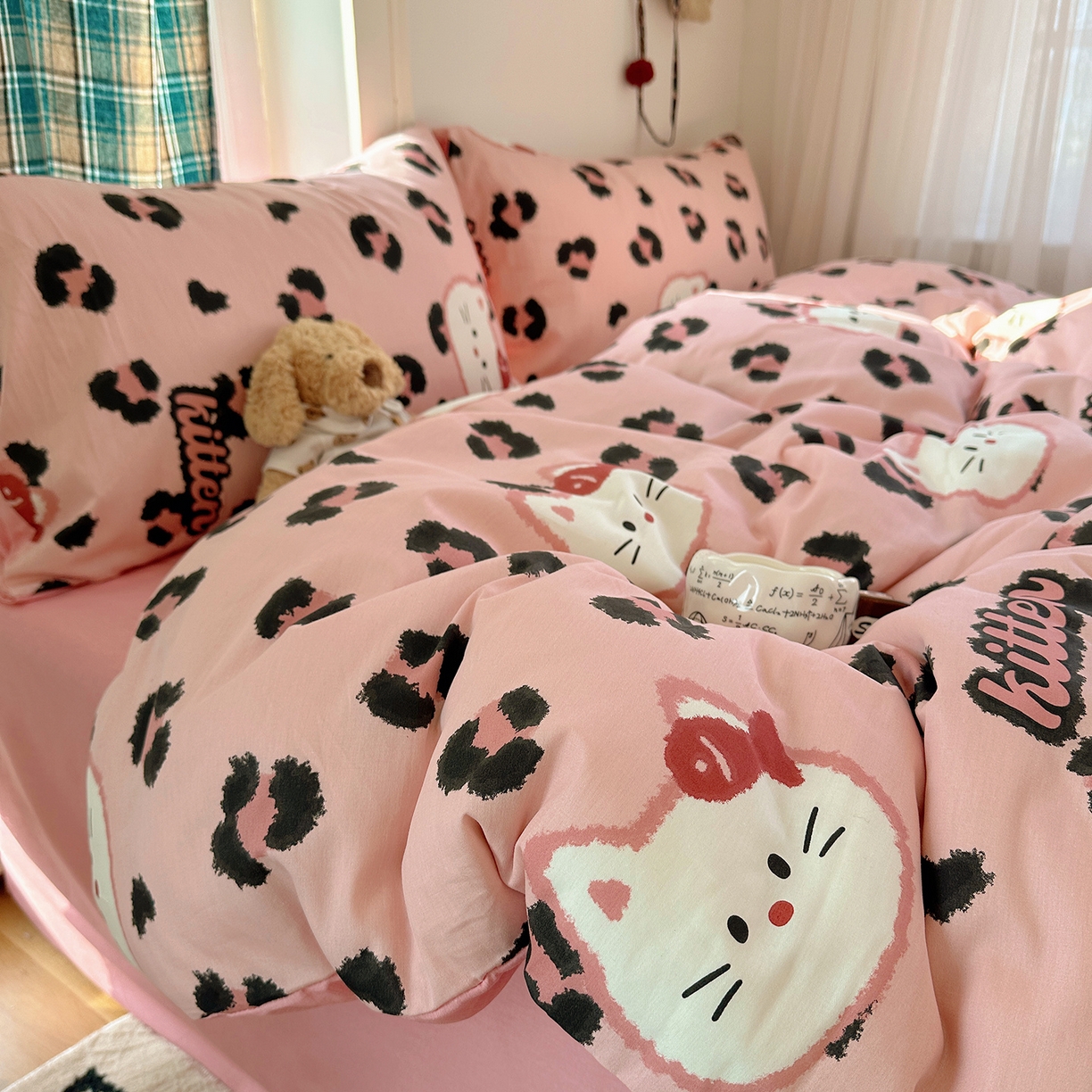 91家纺网 家纺一手货源 找家纺 桃子家居 2026新款ins小清新费尔岛猫咪全棉纯棉印花四件套 棉-喵吃鱼粉