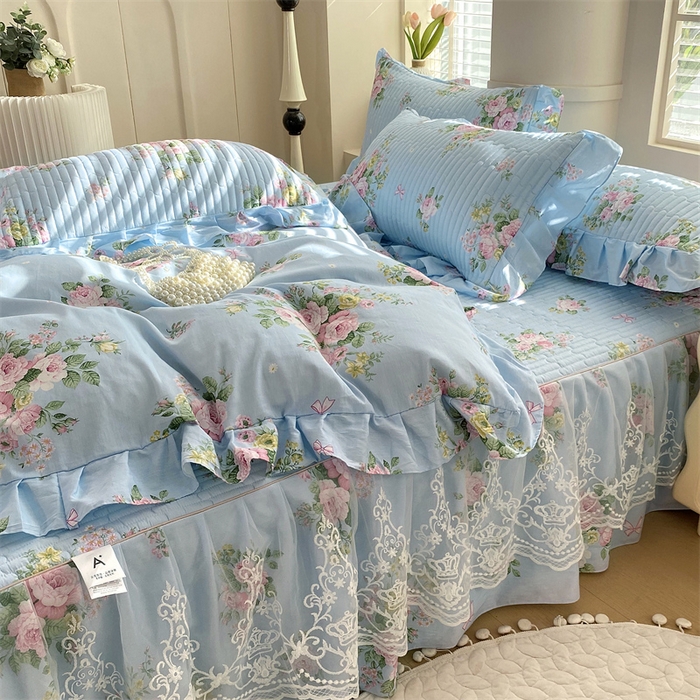 91家纺网 家纺一手货源 找家纺 乐逸家纺 2025新款100%纯棉全棉印花法式风情蕾丝花边床裙床盖款四件套 玫瑰风情-蓝
