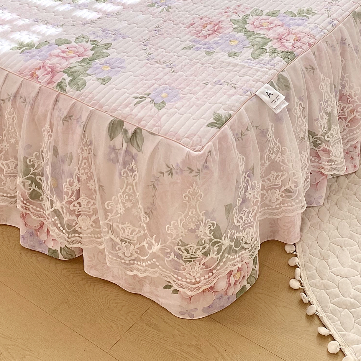 91家纺网 家纺一手货源 找家纺 乐逸家纺 2025新款100%纯棉全棉印花法式风情蕾丝花边床裙床盖 宫廷庄园-粉