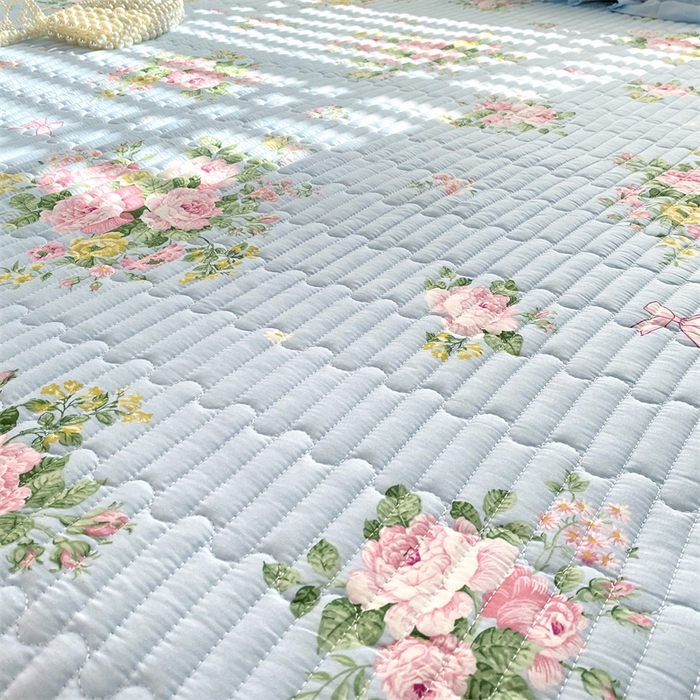 91家纺网 家纺一手货源 找家纺 乐逸家纺 2025新款100%纯棉全棉印花法式风情蕾丝花边床裙床盖 玫瑰风情-蓝